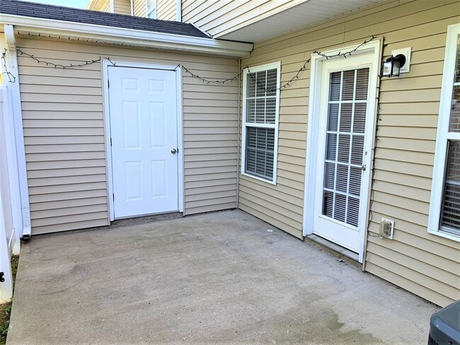 Building Photo - Two bedroom townhome for rent!