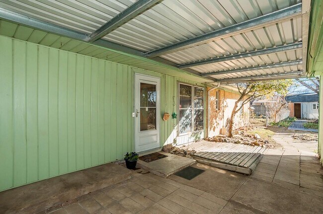 Building Photo - 2442 Oates Dr