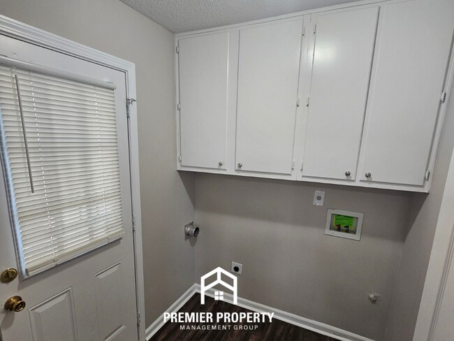 Building Photo - Newly Renovated 5BR Home with 2,334 Sq Ft, Fireplace & Fenced Yard in Memphis