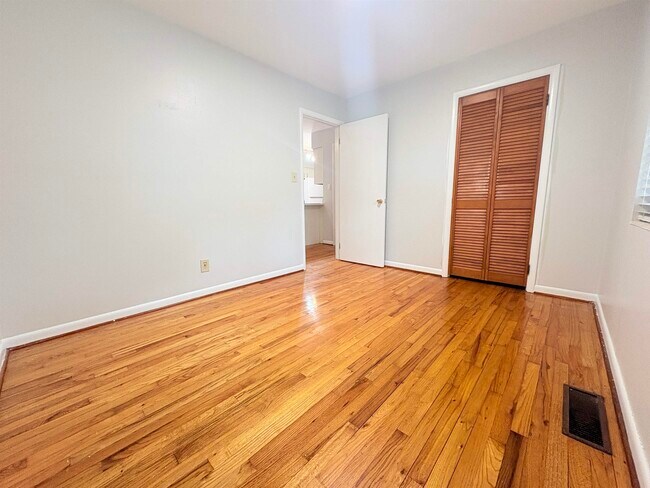 Building Photo - 1504 Sunset Ln