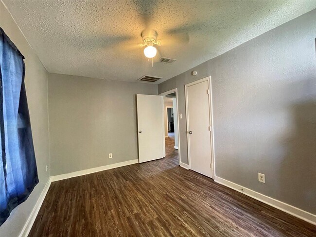 Building Photo - 5213 Anzio Rd
