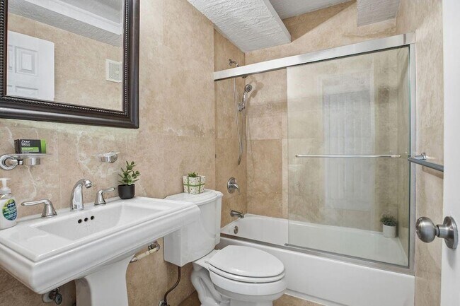 Building Photo - 1892 NE 46th St