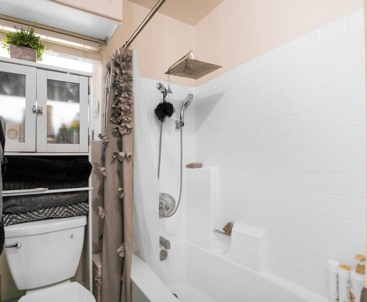 Building Photo - 355 N Maple St