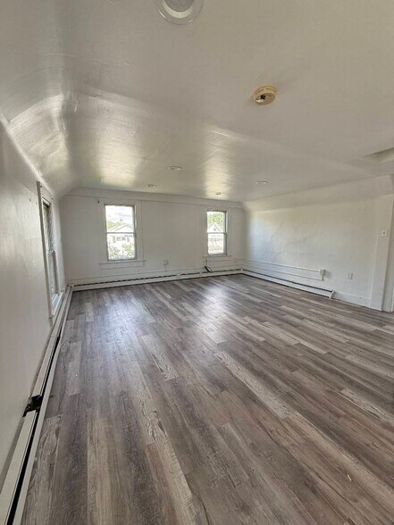 Building Photo - 1083 W Market St