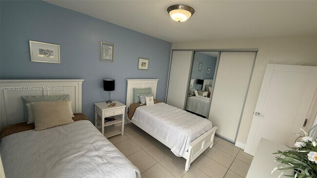 Building Photo - 3625 N Country Club Dr