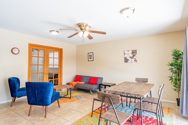 Primary Photo - 1047 E Alameda Dr