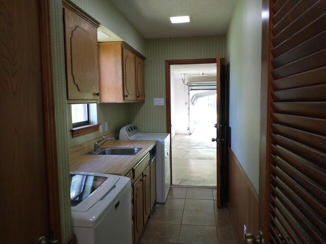 Building Photo - 606 Hillcrest Cir