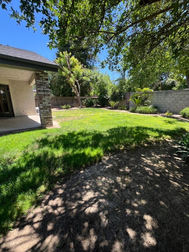 Building Photo - Robin