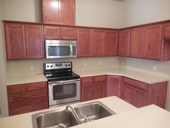 Building Photo - 4 Bedroom home