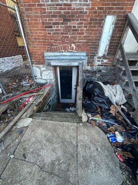 Building Photo - 3819 Kossuth Ave