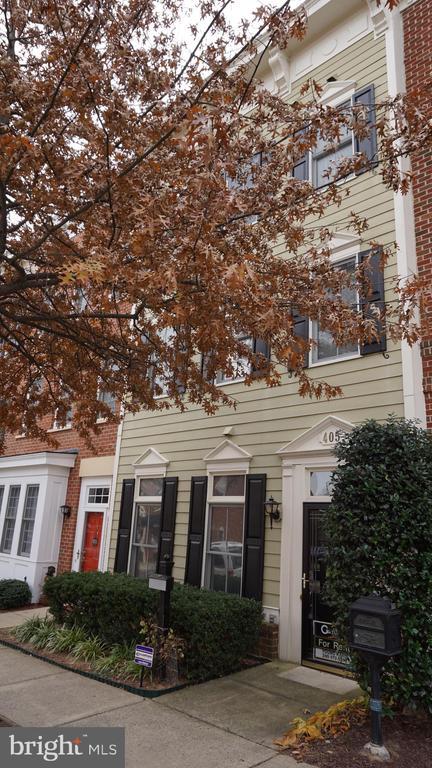 Building Photo - 405 Main St