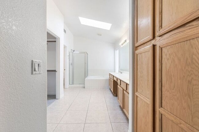 Building Photo - Enjoy an open floor plan with all appliances!
