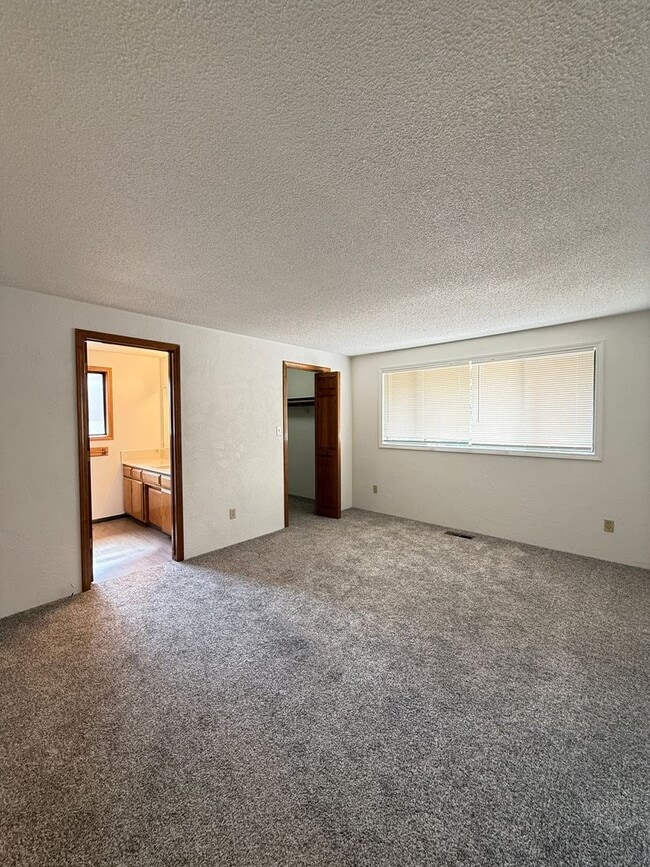 Building Photo - Charming 3 bed 2 bath home in SE Medford!