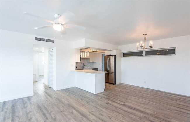 Building Photo - 651 Pine Dr