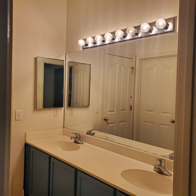 Building Photo - Quiet Home on Cul-De-Sac Available now!!