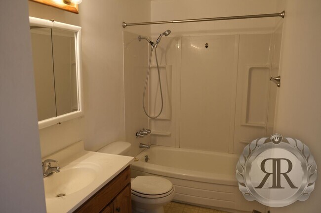 Building Photo - West Valley Tri-Plex, Washer/Dryer & Utili...