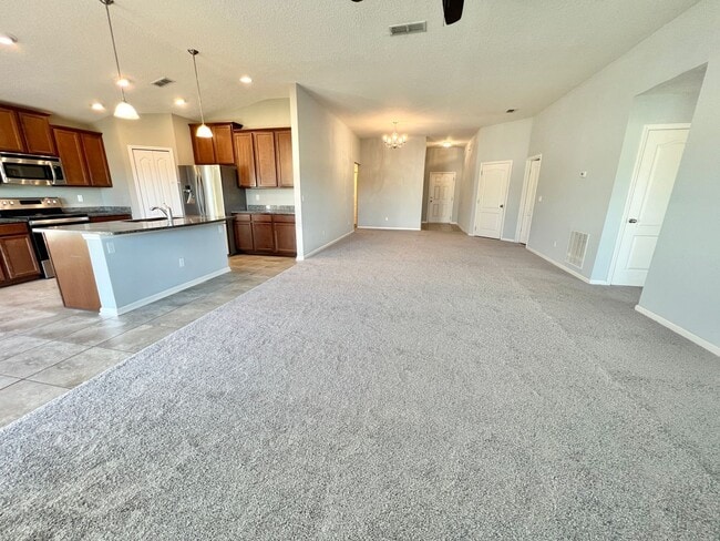 Building Photo - Spacious 4 bedrooms