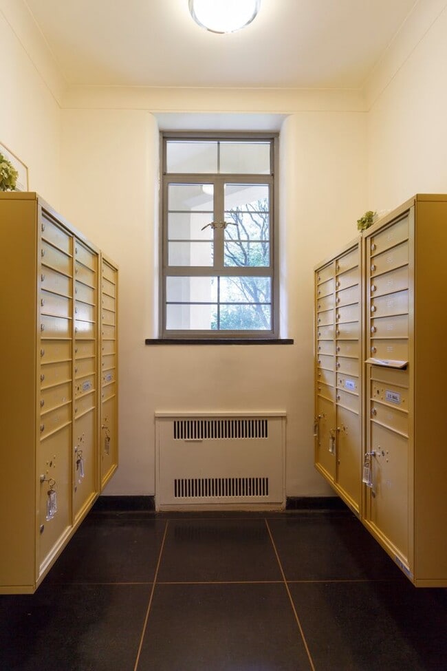 Building Photo - Beautiful 3 bed 3 bath Apartment designed by Lead Architect Steward Wagner and Alfred Fellheimer ...