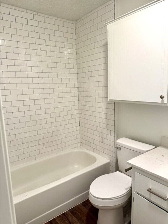 Building Photo - Very nice updated 2 bedroom / 2 bath Duplex in Edmond.