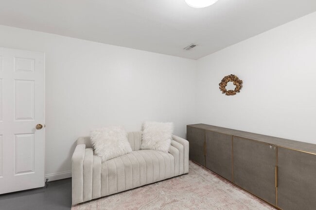 Building Photo - Luxury Furnished Home