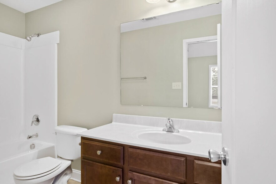 Building Photo - 121 Feathers Ln