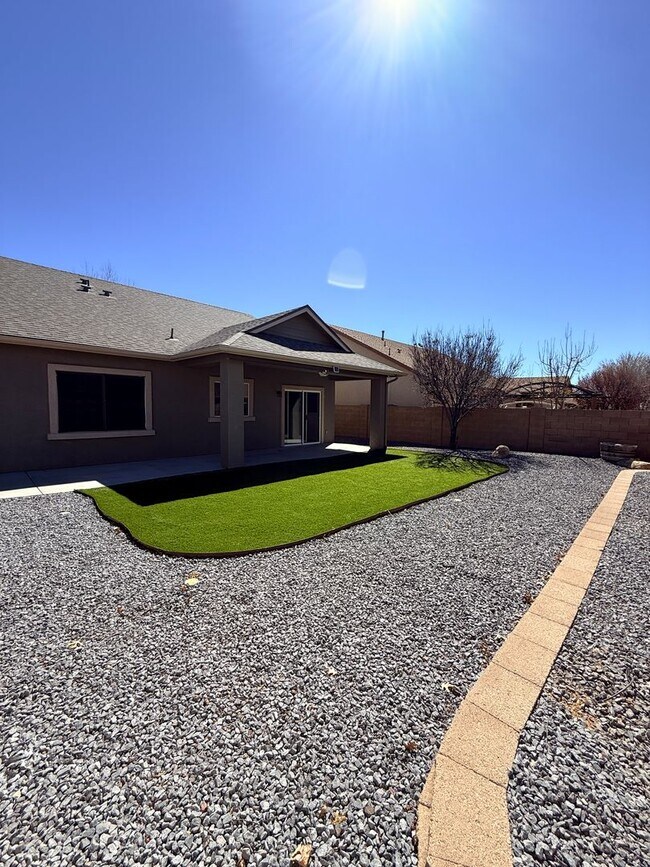 Building Photo - Adorable 3 Bedroom - 2 Bath - 2 Car Garage in Quailwood