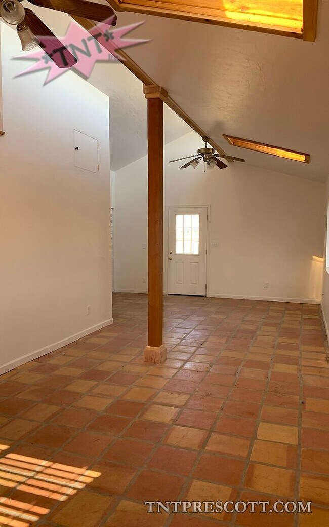 Building Photo - Home in Williamson Valley