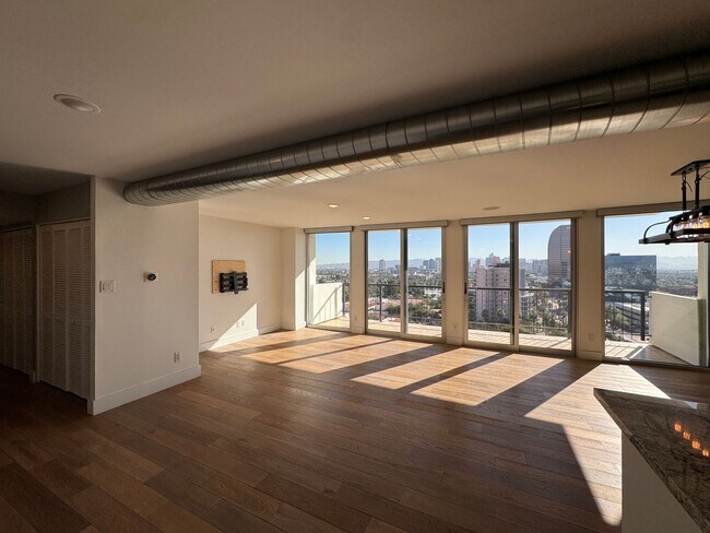 Building Photo - Luxury 2 Bedroom Condo Available at Regency House in Central Phoenix!