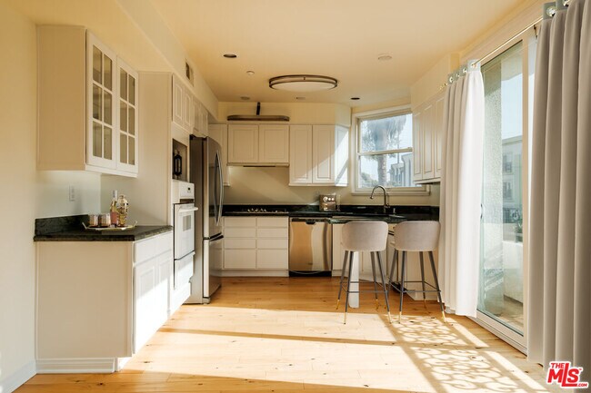 Building Photo - 2030 S Bentley Ave