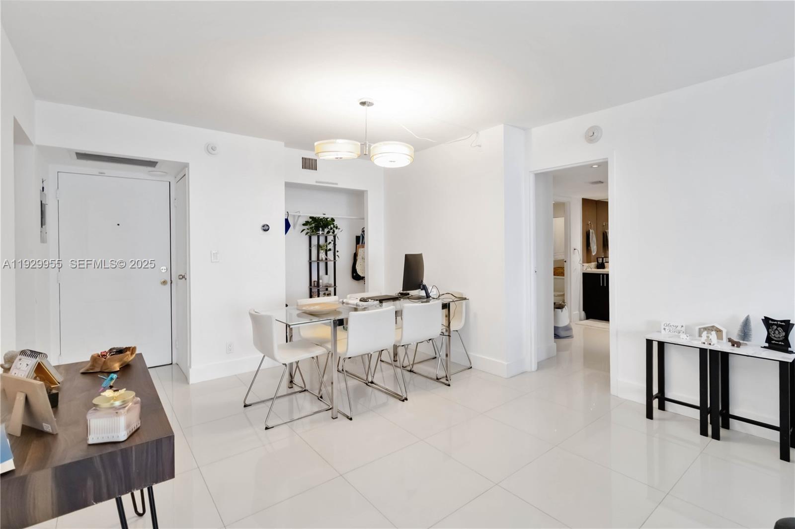 Building Photo - 100 Bayview Dr