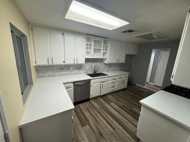 Building Photo - Spacious 3 Bedroom Home