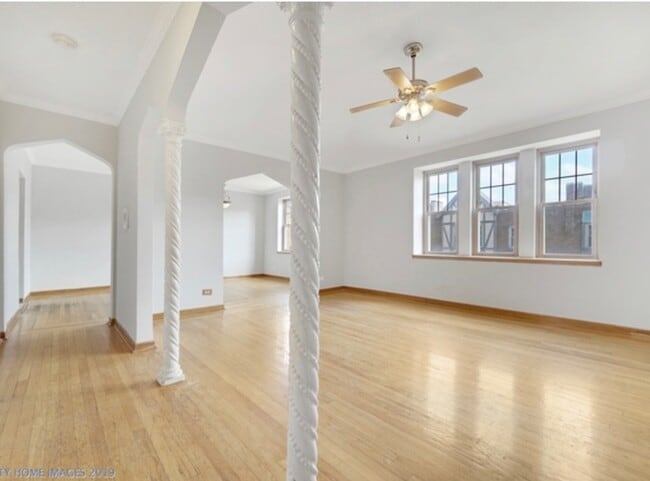 Building Photo - 10913 S Longwood Dr