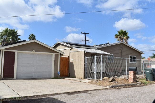 Building Photo - 3 Bedroom 1 Bath Upgraded Home with Large ...