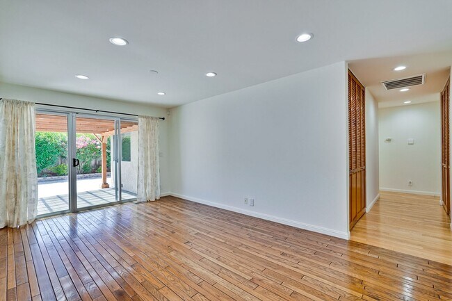 Building Photo - Bright and Spacious 3 Bed 2 Bath Single Fa...
