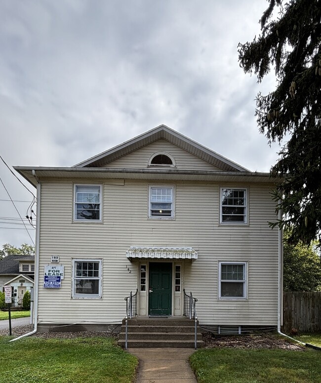 Building Photo - 142 N Riverview Dr
