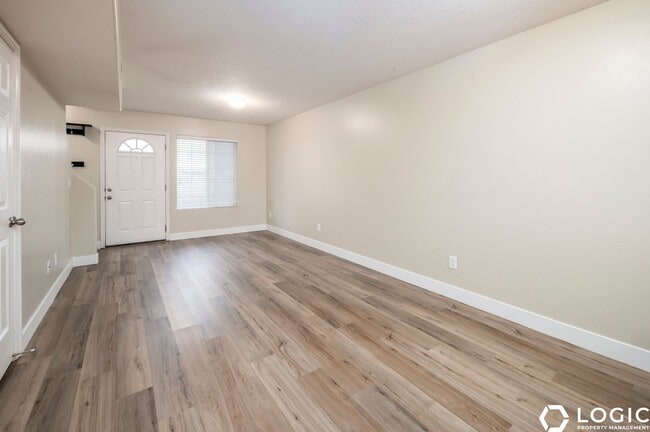 Building Photo - Spacious Row End Townhome in Amazing Locat...