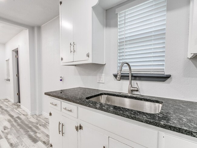 Building Photo - Freshly Renovated | 3 Bed | 2 Bath | Large...