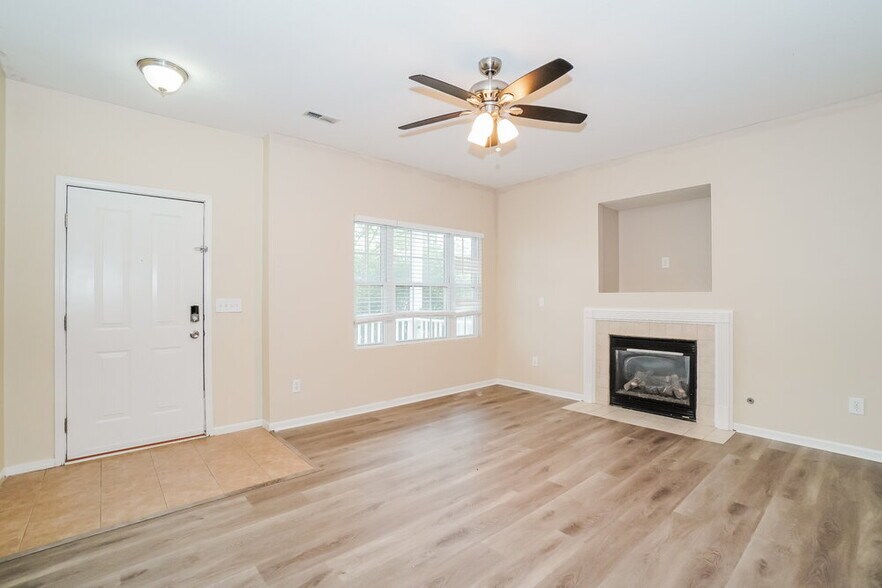 Building Photo - 807 Summerville Dr