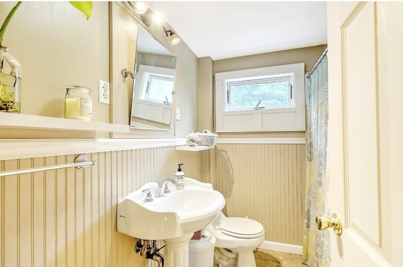 Full Bathroom 2 - 103 Walnut St