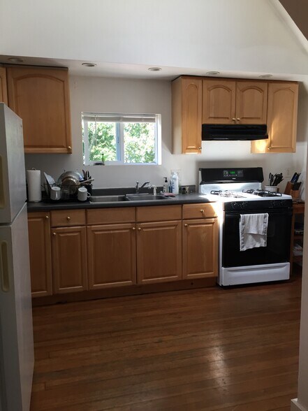 Building Photo - 9 Chestnut Ln