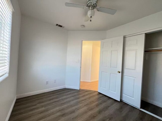 Building Photo - Stunning 5 bedroom, 2.5 bathroom home