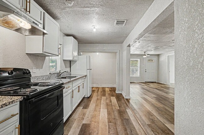 Building Photo - 1321 34th St