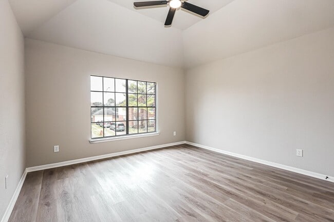 Building Photo - 18703 Evergreen Falls Dr