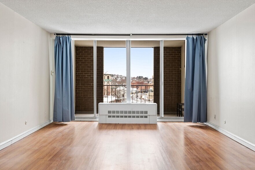 Building Photo - 33 Pond Ave