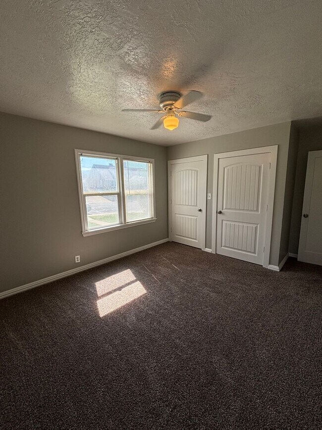 Building Photo - August Rent Free! 5 Bed 2 Bath Single Fami...