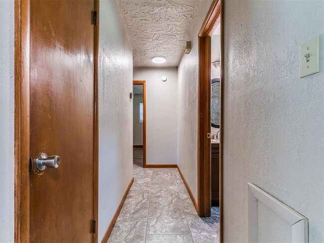 Building Photo - 212 S Mercedes Dr