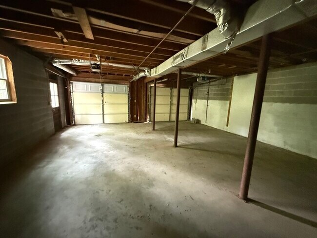 Building Photo - 5556 Hunters Hill Rd