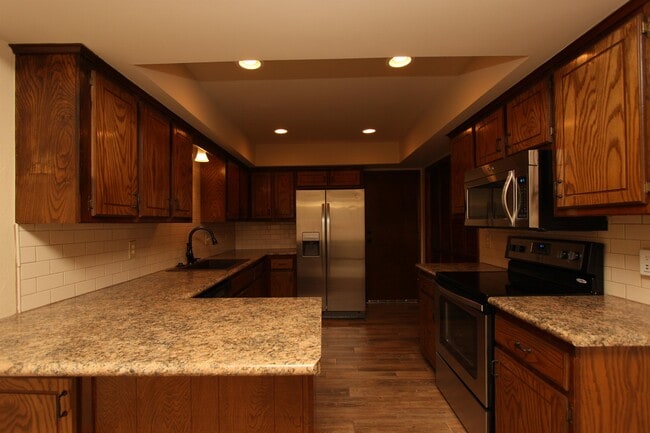 Building Photo - 4700 Hemlock Ln