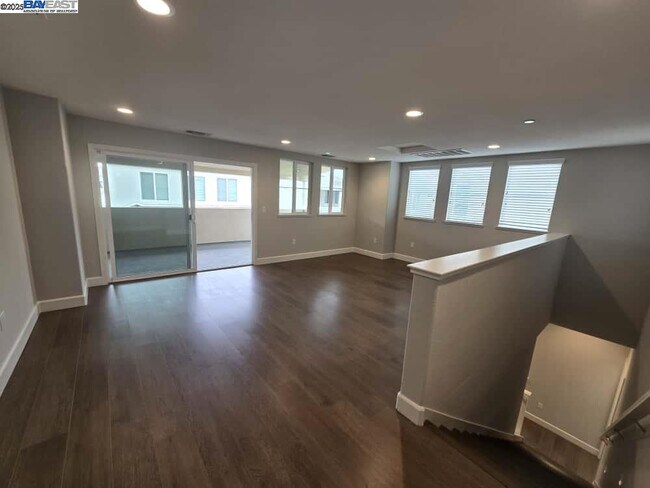 Building Photo - 8553 Waveside Wy