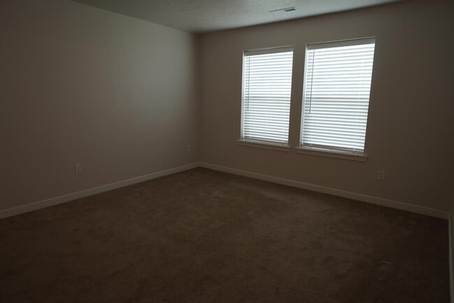 Building Photo - 1701 W Crystal Falls Ave